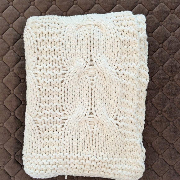 Amity Home Micah Cable Knit Throw – Natural – 50" × 60" - Picture 2 of 6